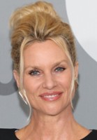 Nicollette Sheridan / Biały kot