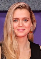 Sofia Oxenham / Carrie