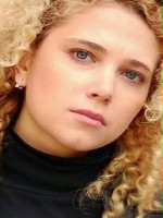 Valeriya Skorokhodova / Dziewczyna w czerwonym szaliku