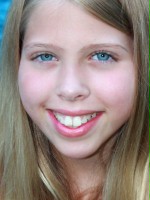 Avery Dullnig / Córka