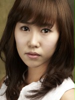 Eun-jeong Hwang / Pracownica sklepu ślubnego \"Lie\" / Yoon-yi, przyjaciółka żony \"Foolish Love\"