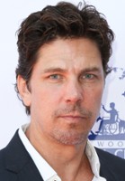 Michael Trucco / Pułkownik Tom Young