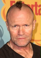 Michael Rooker / Starszy sierżant Thomas Riordan