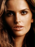 Izabel Goulart / 