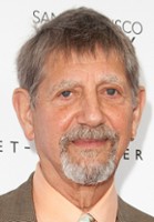 Peter Coyote / Kapitan Harold C. Barnes