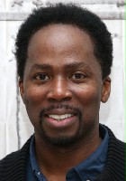 Harold Perrineau / Mężczyzna w męskiej toalecie