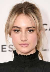 Grace Van Patten 
