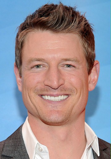 Philip Winchester / Sierżant Michael Stonebridge