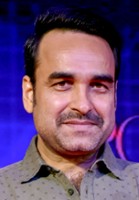 Pankaj Tripathi / Pułkownik Anup Saxena, ojciec Gunjan