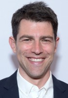 Max Greenfield / Pies Roger