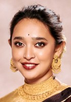 Sayani Gupta / Sunaina, menedżerka Aryana