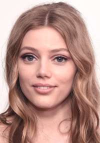 Grace Van Dien 