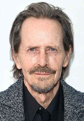 Stephen McHattie / Porucznik Adam Kirk