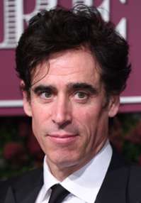 Stephen Mangan 