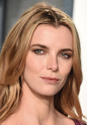 Betty Gilpin / Dr Carrie Roman