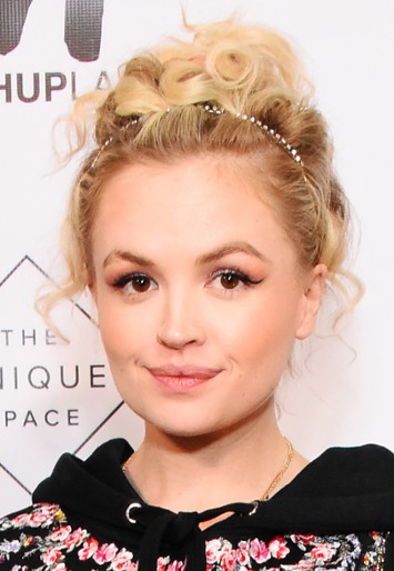 Jessica Amlee / Jackie Sanders