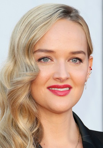 Jess Weixler / Robyn Burdine