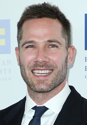 Luke Macfarlane / Charlie
