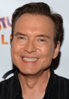 Billy West / Philip J. Fry / Frydo / Profesor Hubert Farnsworth / Wielki czarodziej Greyfarn / Dr Zoidberg / Potwór Zoidberg / Farmer / Krasnolud / Smitty / Treedledum