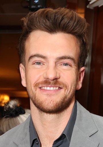 Jonno Davies / Theo