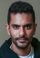 Angad Bedi / Anshuman Saxena, ojciec Gunjan