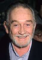 Roy Dotrice / Kapitan Benson
