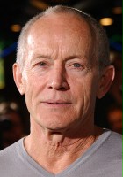 Lance Henriksen / Szeryf Doug Barnum