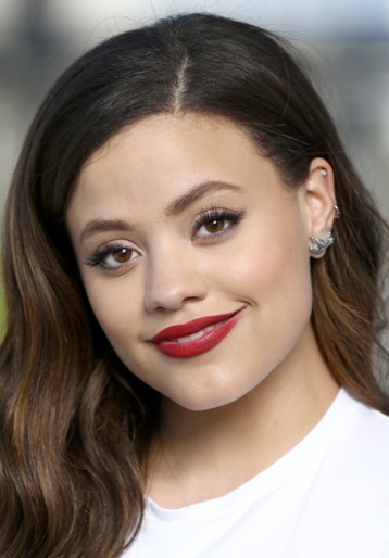 Sarah Jeffery / Amy