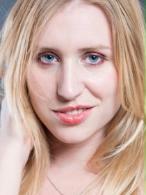 Ali Chappell / Kobieta odwiedzająca pacjenta w szpitalu