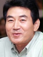 In-taek Jeon / Pil-do Suh, ojciec Dong-soo