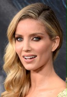 Annabelle Wallis / Muriel Wright