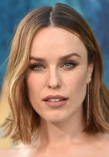 Jessica McNamee / Rachel Adams