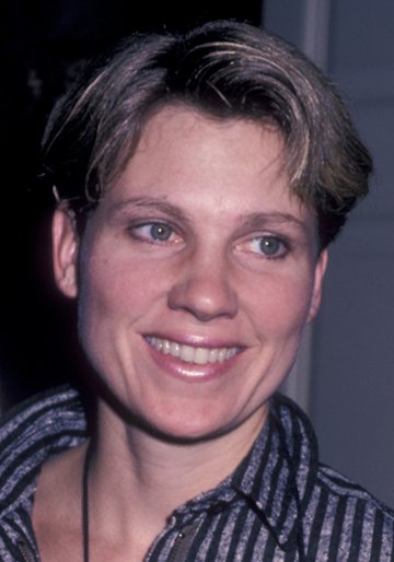 Lindsay Crouse / Profesor Maggie Walsh