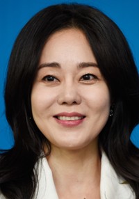 Yunjin Kim 