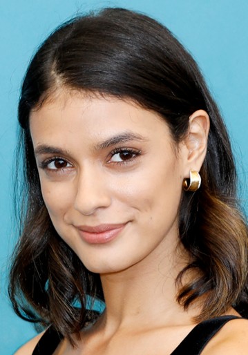 Laysla De Oliveira / Cruz Manuelos