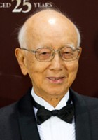 Raymond Chow / Osoba jedząca przy stoisku z żywnością