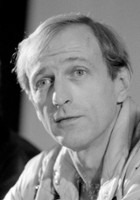 Graham Chapman / Król Artur / Bóg / Środkowa głowa Trójgłowego Rycerza / Strażnik z czkawką