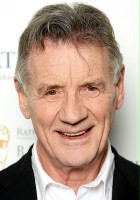 Michael Palin / Strażnik mówiący o jaskółkach / Dennis / Wieśniak / Prawa głowa Trójgłowego Rycerza / Sir Galahad Czysty / Narrator / Król zamku na bagnach / Brat brata Maynarda / Przywódca Rycerzy, którzy mówią „NI!”