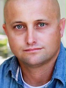 Ryan Babcock / Podejrzany lekarz / Członek grupy uderzeniowej