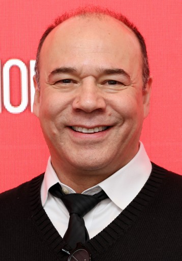 Danny Burstein / Prokurator okręgowy Lewis Cormier