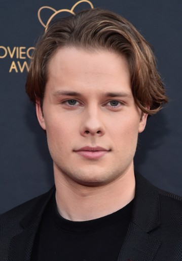 Logan Shroyer / Dean