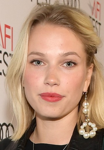 Thea Sofie Loch Naess / Sara