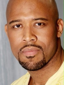 Boise Holmes / Szaman