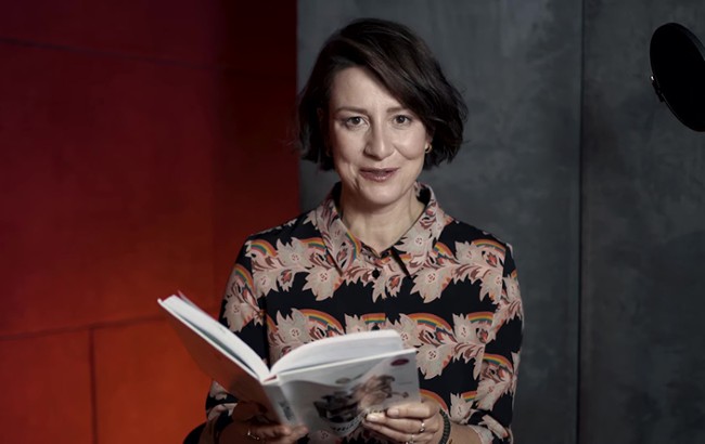 Maja Ostaszewska czyta książkę