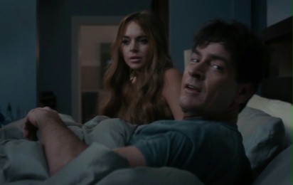 Straszny film 5 - Fragment Charlie Sheen w łóżku z Lindsay Lohan