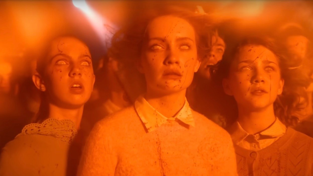 Pennywise powraca! Nowy zwiastun serialu "To: Witajcie w Derry"