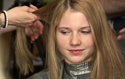 Carte Blanche - Making of Eliza Rycembel ścina włosy