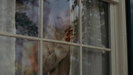 Kobieta z domu naprzeciwko dziewczyny w oknie - Teaser nr 1 (polski)